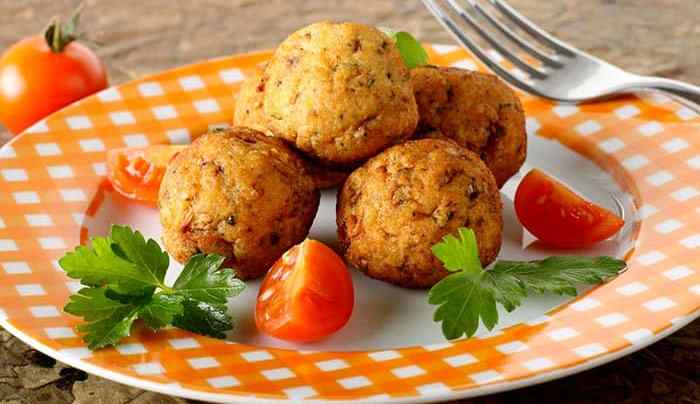 plato de albondigas de bacalao caseras