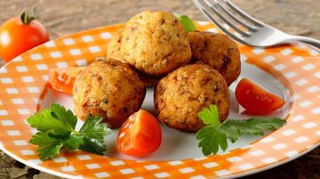 plato de albondigas de bacalao caseras