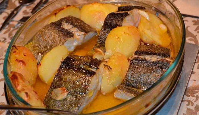 bandeja con bacalao a la portuguesa