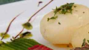 plato con bacalao al horno y patatas