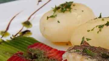 plato con bacalao al horno y patatas