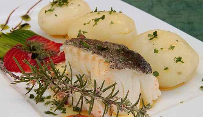 plato con bacalao al horno y patatas