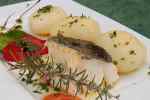 plato con bacalao al horno y patatas