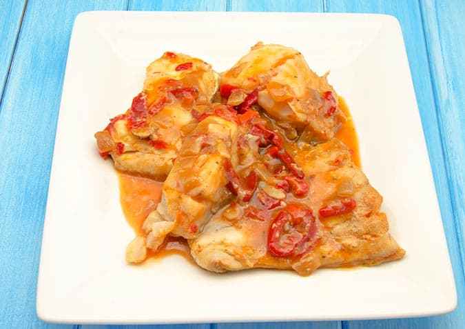 plato con bacalao encebollado