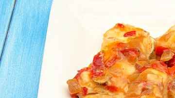 plato con bacalao encebollado