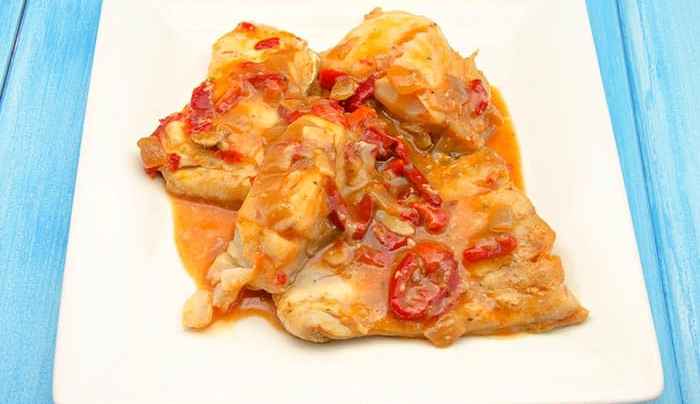 plato con bacalao encebollado