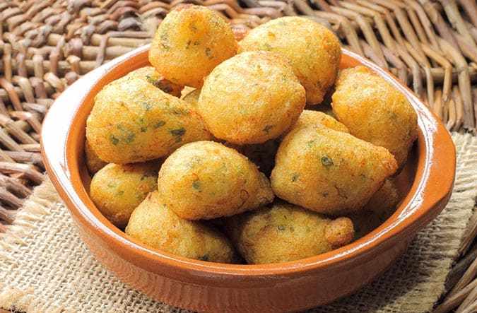 cazuela con buñuelos de bacalao rebozados