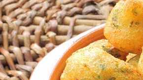 cazuela con buñuelos de bacalao rebozados