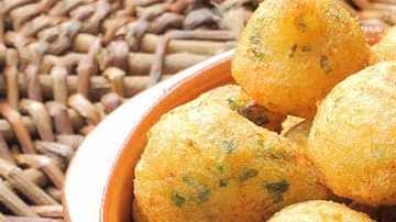 cazuela con buñuelos de bacalao rebozados