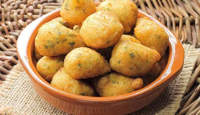 cazuela con buñuelos de bacalao rebozados