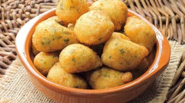 cazuela con buñuelos de bacalao rebozados