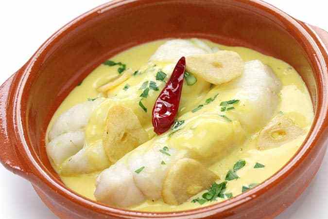 cazuela con cocochas de bacalao