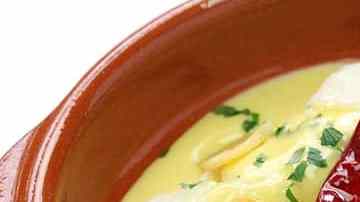 cazuela con cocochas de bacalao