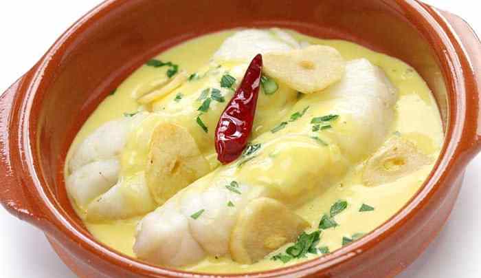 cazuela con cocochas de bacalao