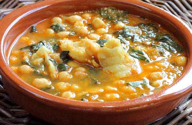 potaje de vigilia de garbanzos con bacalao