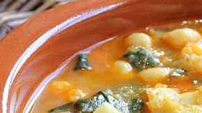 potaje de vigilia de garbanzos con bacalao