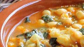 potaje de vigilia de garbanzos con bacalao