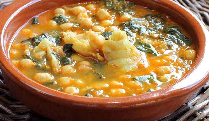 potaje de vigilia de garbanzos con bacalao