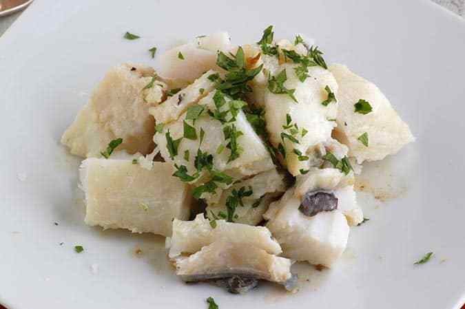 plato de patatas con bacalao