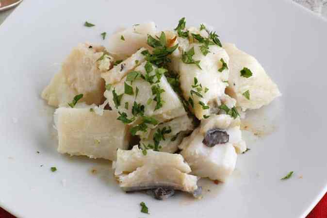 plato de patatas con bacalao