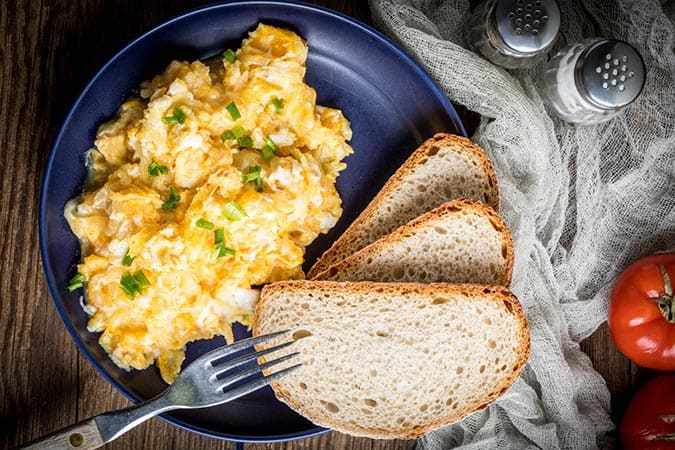 revuelto de bacalao con pan