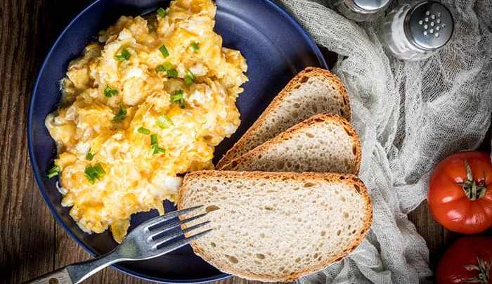 revuelto de bacalao con pan