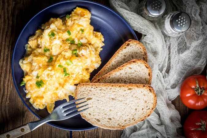 revuelto de bacalao con pan