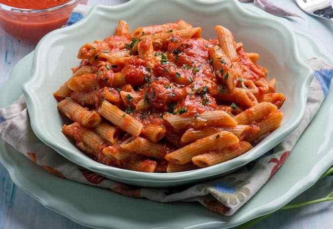 plato de macarrones con atún