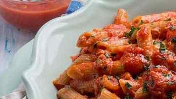 plato de macarrones con atún