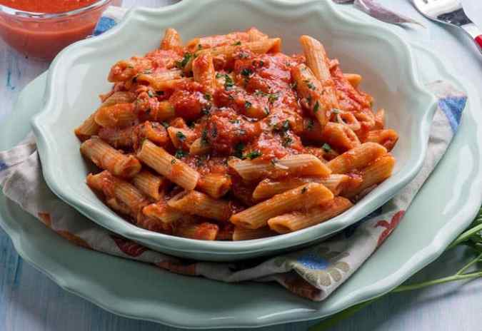 plato de macarrones con atún