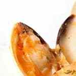 plato con rodajas de merluza a la marinera