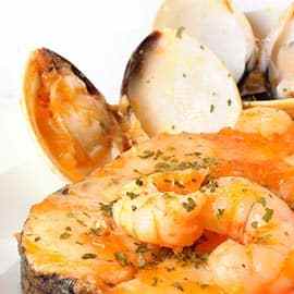 plato con rodajas de merluza a la marinera