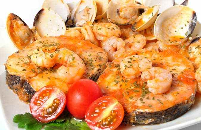 plato con rodajas de merluza a la marinera