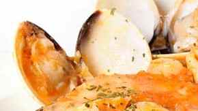 plato con rodajas de merluza a la marinera