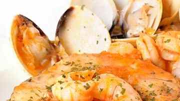 plato con rodajas de merluza a la marinera