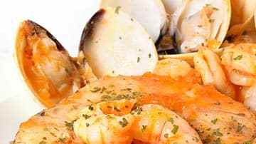 plato con rodajas de merluza a la marinera