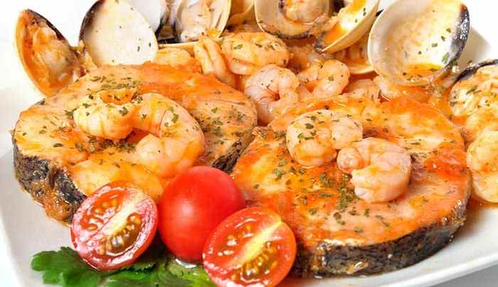 plato con rodajas de merluza a la marinera