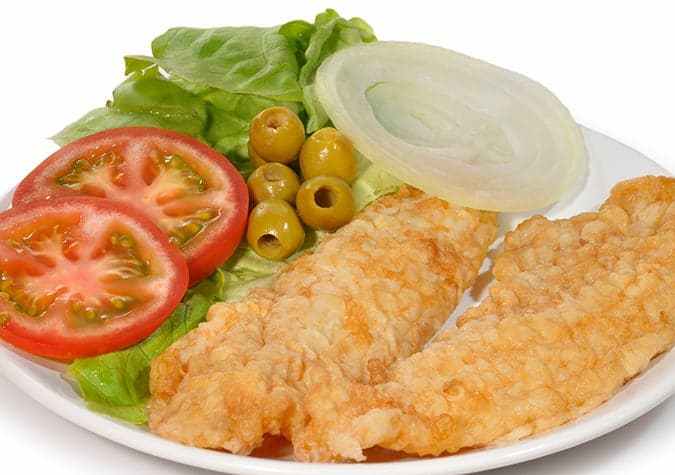 plato de merluza rebozada con ensalada