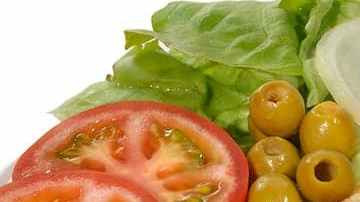 plato de merluza rebozada con ensalada