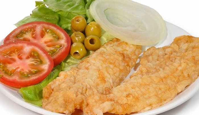 plato de merluza rebozada con ensalada