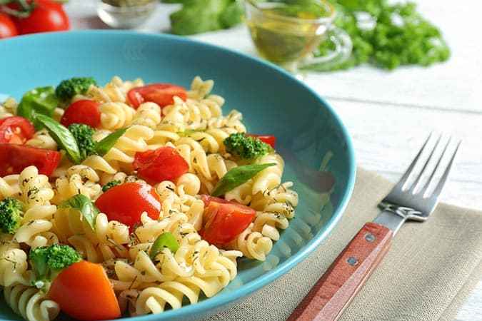 plato de pasta con verduras