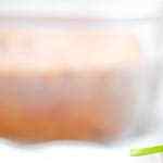 plato con un trozo de pastel de merluza