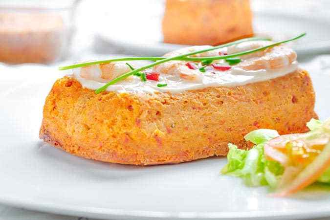 plato con un trozo de pastel de merluza