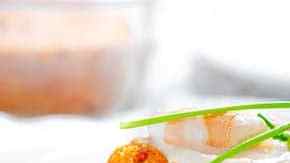 plato con un trozo de pastel de merluza