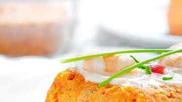 plato con un trozo de pastel de merluza