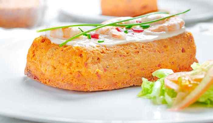 plato con un trozo de pastel de merluza