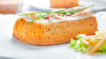 plato con un trozo de pastel de merluza