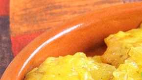 cazuela de barro con patatas a la importancia