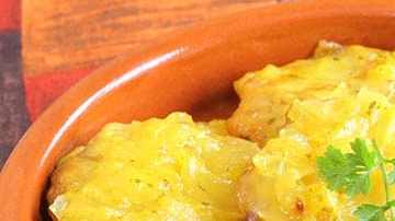 cazuela de barro con patatas a la importancia