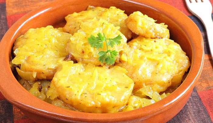 cazuela de barro con patatas a la importancia